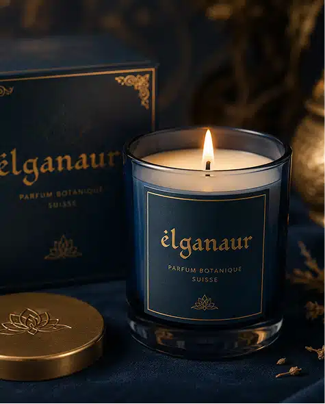 Mockup d'une bougie parfumée réalisé dans le cadre de la charte graphique Elganaur pour illustrer l'application de l'identité visuelle sur les produits.